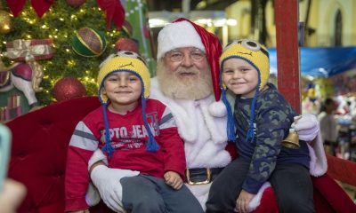 Papai Noel com crianças no colo