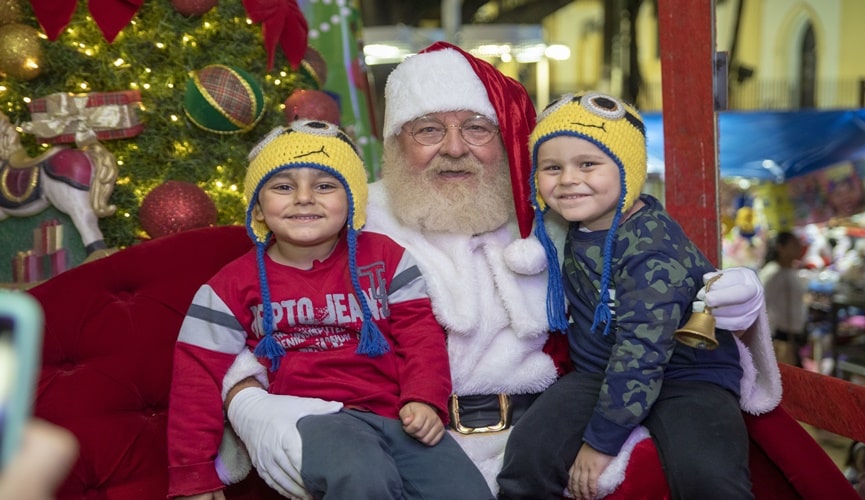 Papai Noel com crianças no colo