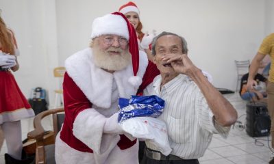 Papai Noel abraçado com idoso japonês