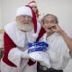 Papai Noel abraçado com idoso japonês