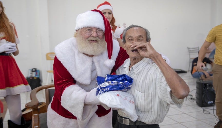 Papai Noel abraçado com idoso japonês