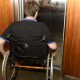 cadeirante entrando em elevador