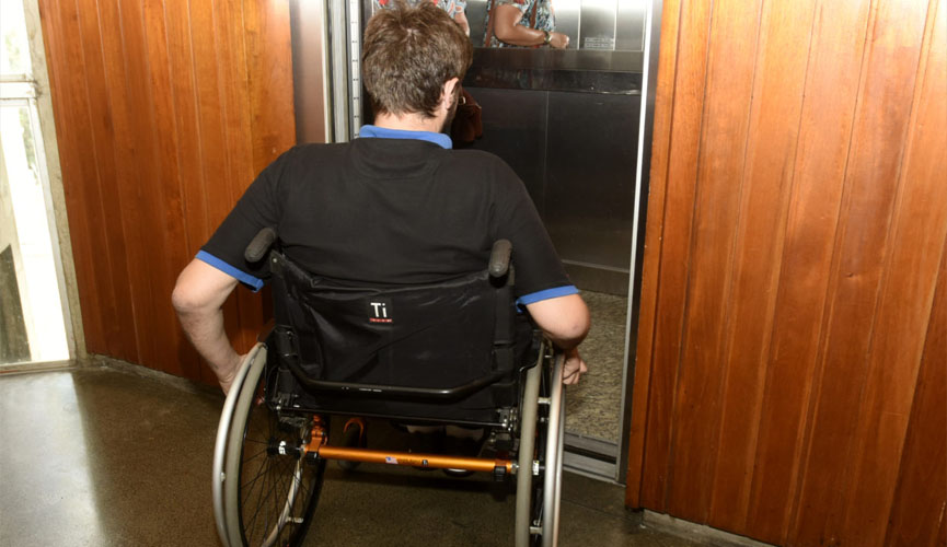 cadeirante entrando em elevador