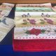 toalhas artesanais com bordados expostas em mesa