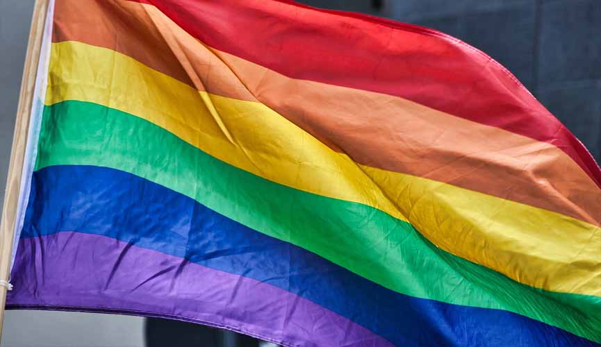 Bandeira LGBT com as cores do arco-íris