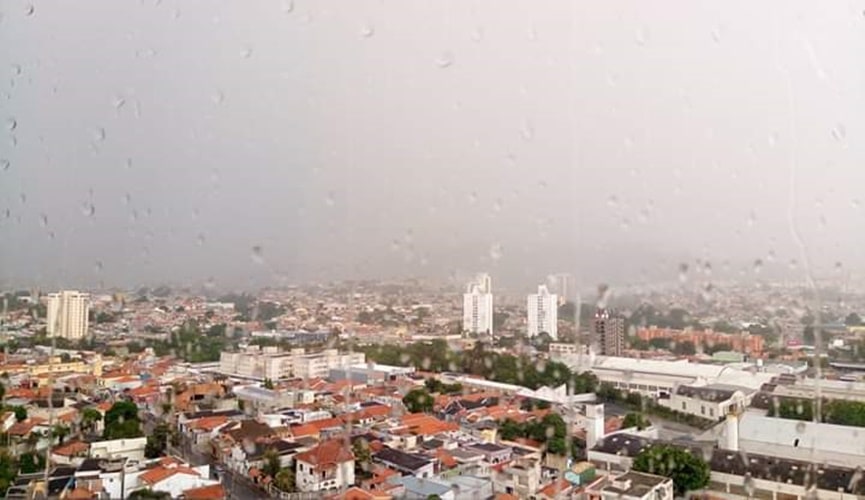 imagem do alto mostra dia nublado e chuvoso em jundiaí, com vidro molhado pela chuva