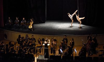 Apresentação no palco do teatro polytheama, com orquestra abaixo do palco e dançarinos no palco