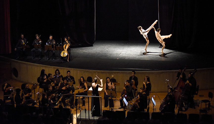 Apresentação no palco do teatro polytheama, com orquestra abaixo do palco e dançarinos no palco