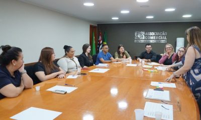 reunião com representantes de empresas na associação comercial de Jundiaí