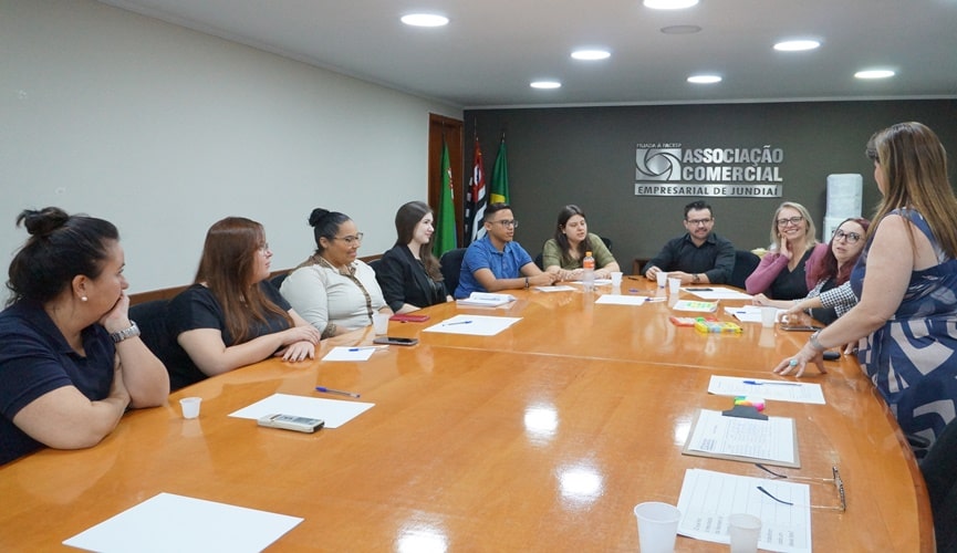 reunião com representantes de empresas na associação comercial de Jundiaí