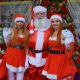 Papai Noel abraçado com as mamães noel no Centro de Jundiaí