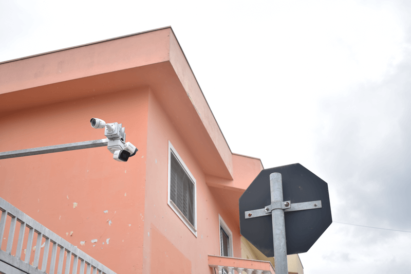 Poste sustenta três câmeras de monitoramento em esquina do bairro