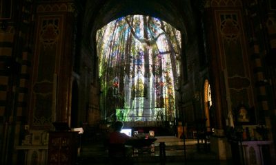 projeções em altar de igreja mesclam arquitetura com elementos da natureza