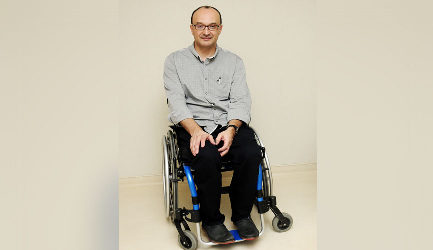 assessor de políticas públicas para pessoas com deficiÊncia da prefeitura de jundiaí, cadeirante, posando para foto.