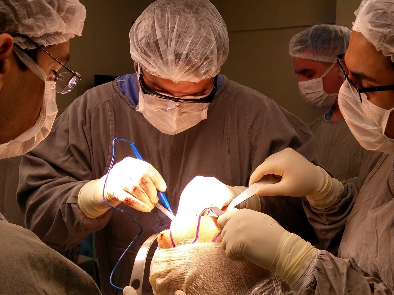 Médicos realizando cirurgias 