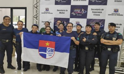 grupos de guardas municipais mulheres de jundiaí seguram bandeira do símbolo da gm de jundiaí