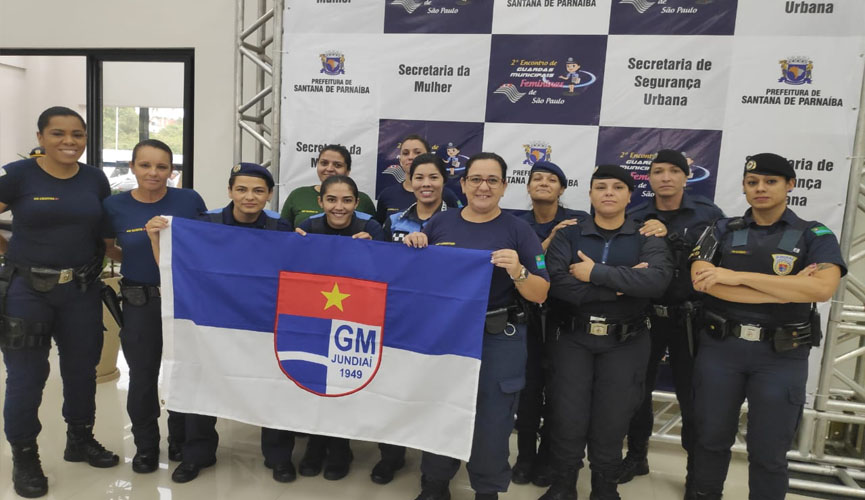 grupos de guardas municipais mulheres de jundiaí seguram bandeira do símbolo da gm de jundiaí