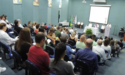 missa sendo realizada em anfiatro, com foto tirada da perspectiva de quem está sentado observando o altar montado à frente, onde fica o palco