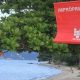 bandeira vermelha da cetesb em praia do litoral paulista adverte para praia imprópria para uso