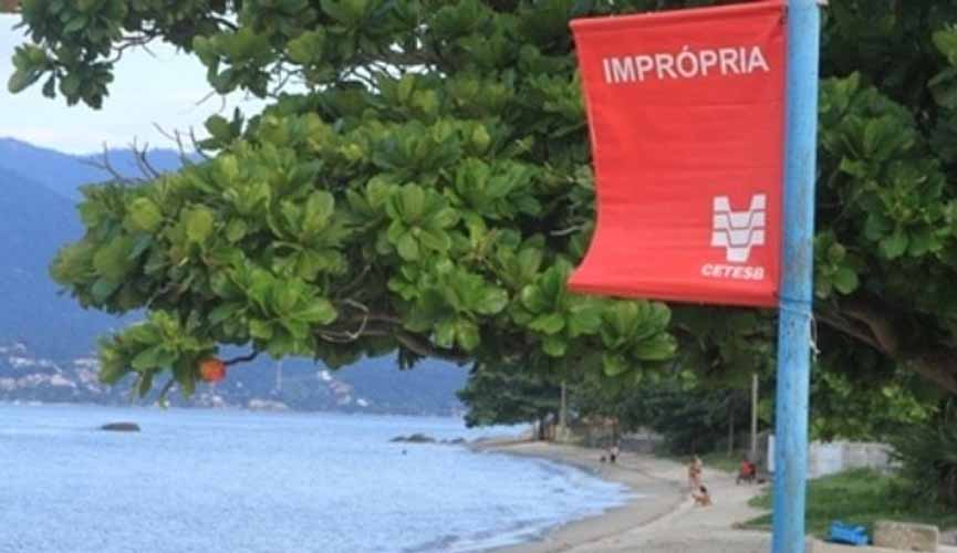 bandeira vermelha da cetesb em praia do litoral paulista adverte para praia imprópria para uso