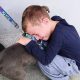 menino emocionado abraçando seu cachorro de estimação