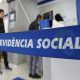 Faixa em azul contém palavras "previdência social" em agência do INSS