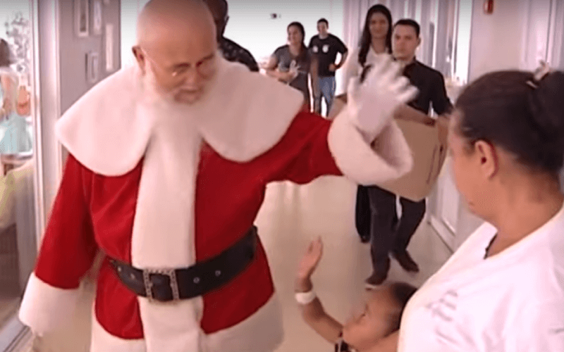 Papai Noel acenando para crianças