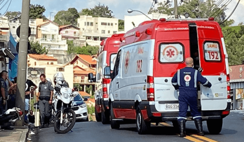 Ambulância presta socorro à vítima