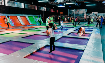 Crianças pulando no parque de trampolins