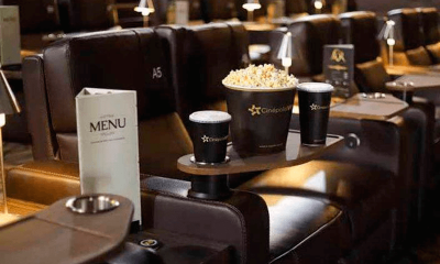 Sala de cinema VIP vazia com menu de restaurante e balde de pipoca