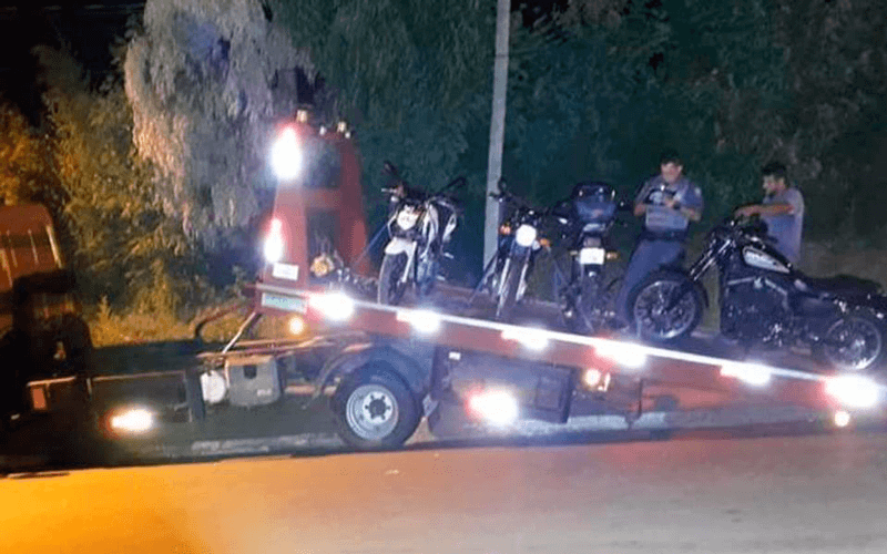 Policiais colocam motos em caminhão