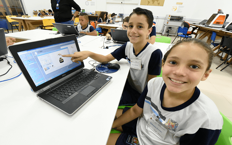 Crianças desenvolvem animação em computador do FabLab