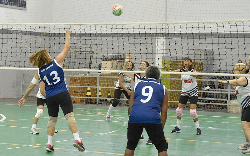 Idosas mulheres jogando vôlei