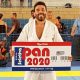 O atleta Leko Okada segura placa simbólica que garante seu acesso ao Pan 2020