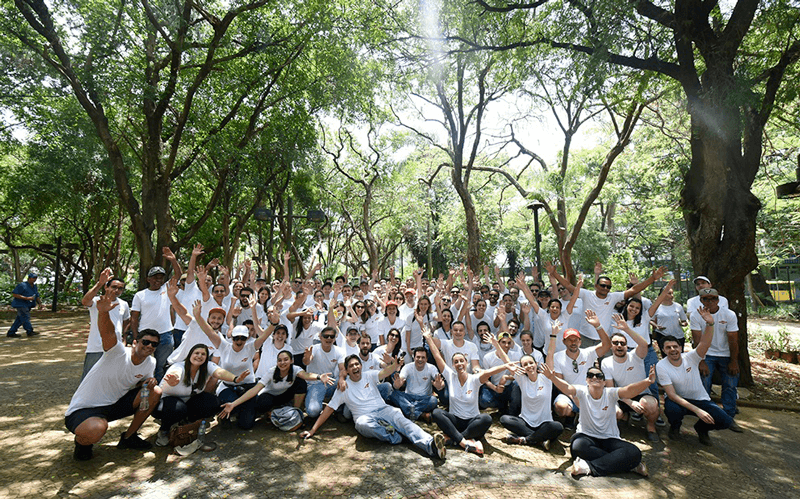 Grupo de voluntários reunido em foto