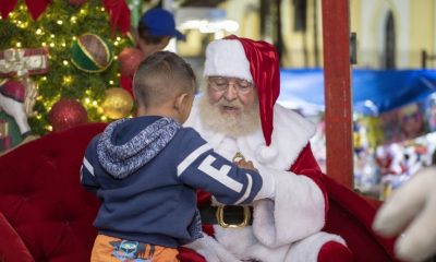 Papai Noel abraçando criança