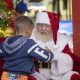 Papai Noel abraçando criança