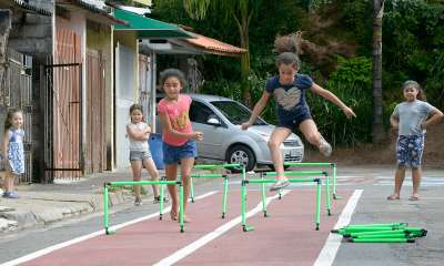 Crianças brincando de corrida de obstáculos