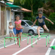 Crianças brincando de corrida de obstáculos