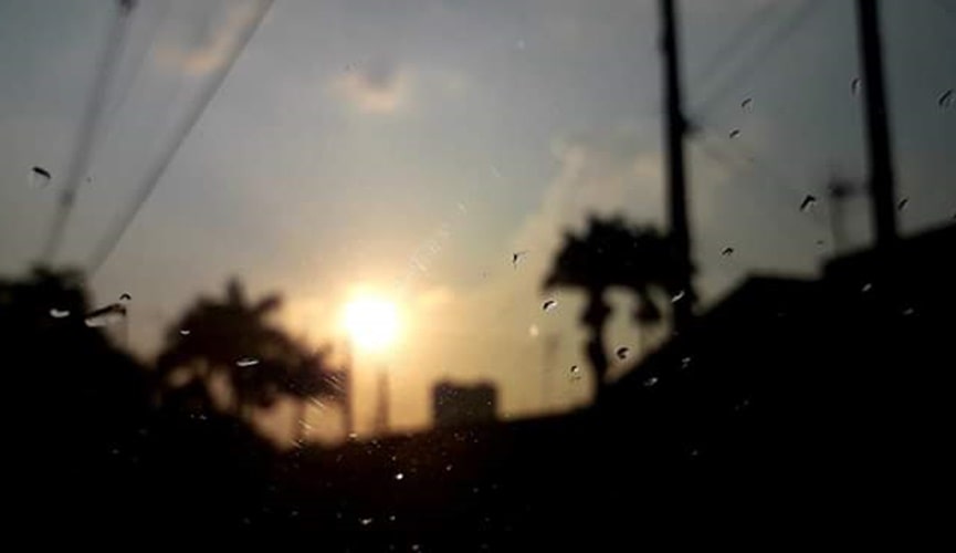 Pôr do sol com pingos de chuva