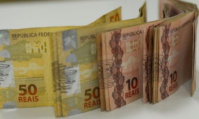 Foto de notas de 50 e 10 reais