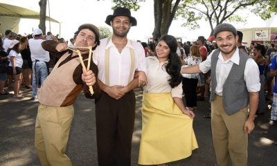 Foto de atores com roupas típicas do século retrasado