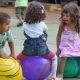 Crianças em cima de bola plástica