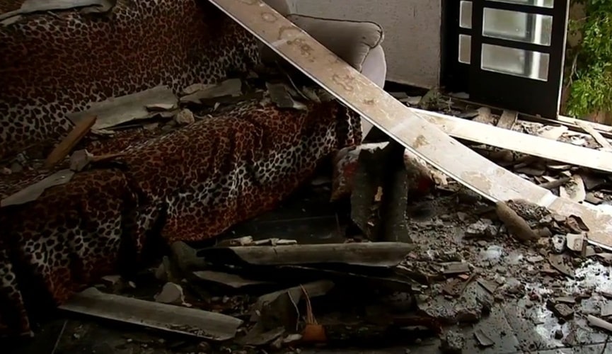 Sala de residência destruída