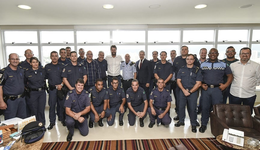 Foto de guardas com o prefeito de Jundiaí, Luiz Fernando Machado