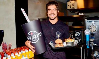 Caio Castro com lanches e balde de suco