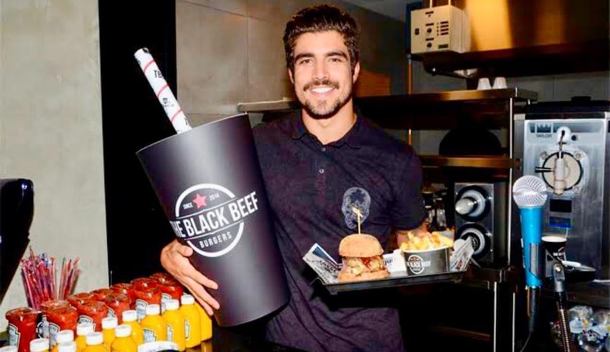 Caio Castro com lanches e balde de suco