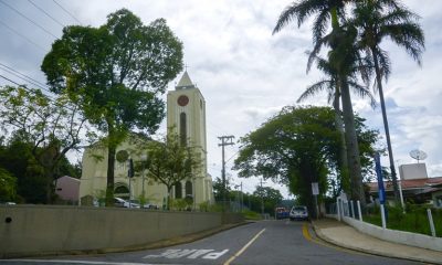 Foto de avenida e igreja católica