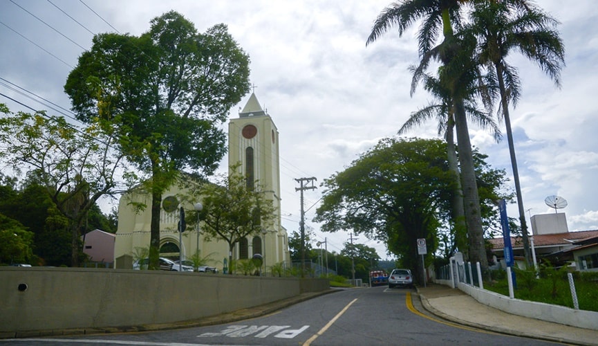 Foto de avenida e igreja católica