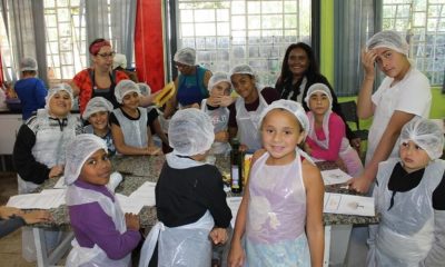 Foto de crianças cozinhando durante oficina em Campo Limpo Paulista